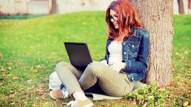 Üniversiteliler interneti ‘yalnız’ oldukları için kullanıyor