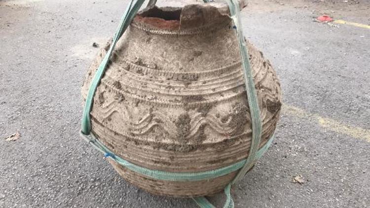 Tarlasını sürerken buldu! Bin yıllık...