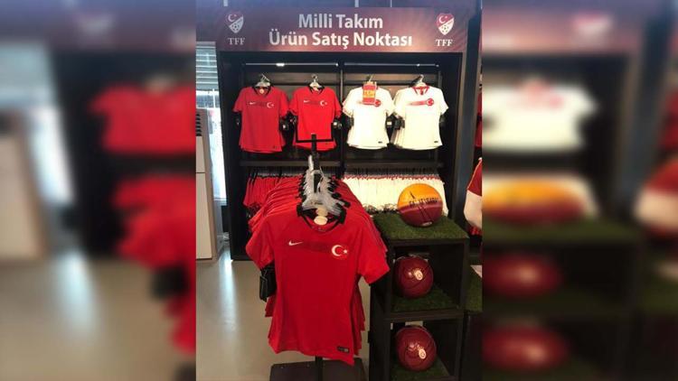 Ay-yıldızlı formalar, Türk Telekom Stadı’nda satışa sunuldu