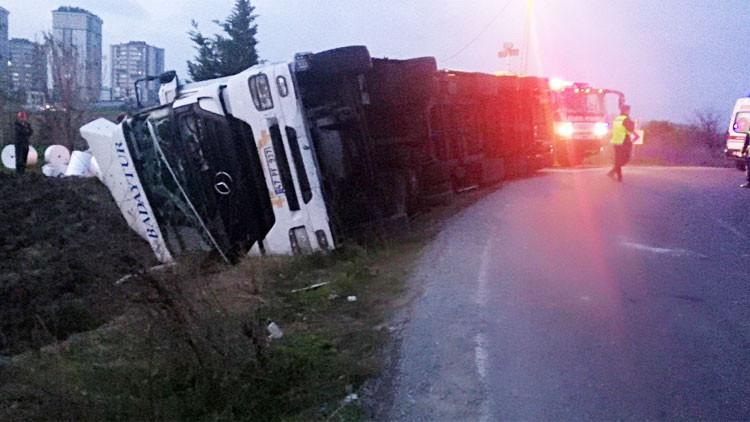 Arnavutköy'de feci ölüm! Virajı alamayan TIR...
