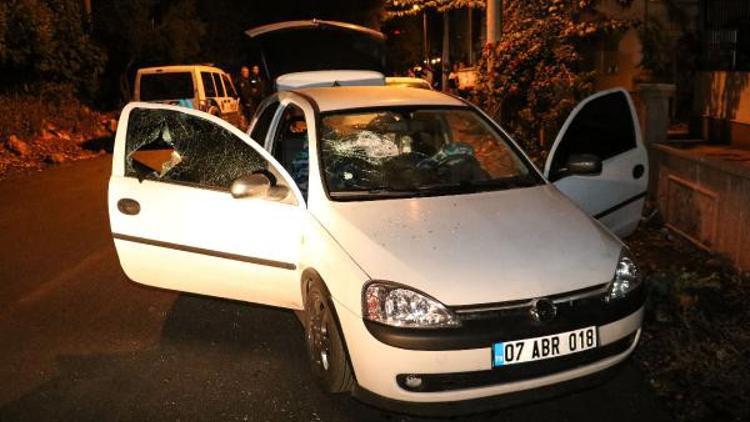 Otomobilin camını tüfekle kırıp, cep telefonunu aldılar