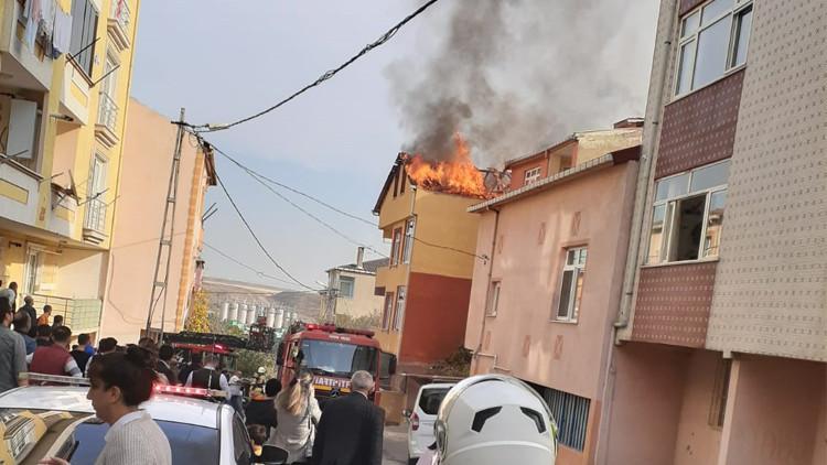 Pendik'te 3 katlı binanın çatısında yangın