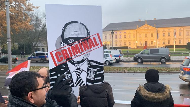 Bellevue önünde Sisi protestosu