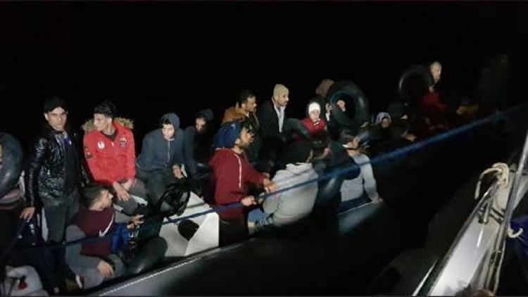 Didim'de 2 lastik botta 80 kaçak göçmen yakalandı