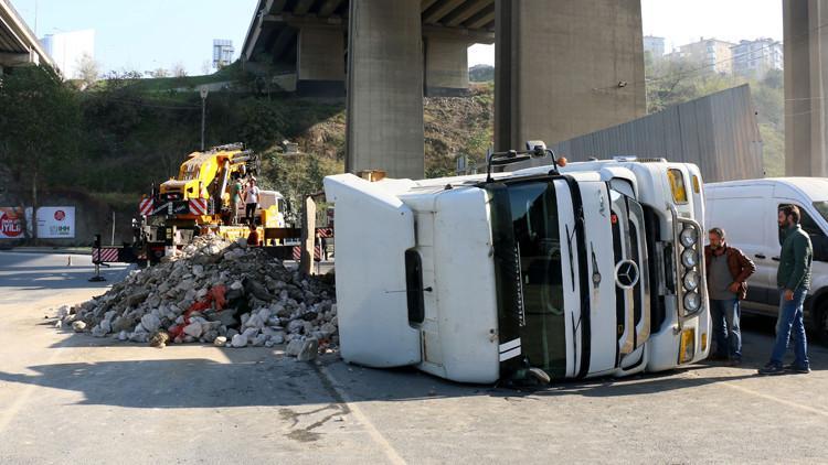 Kağıthane'de moloz yüklü hafriyat kamyonu devrildi