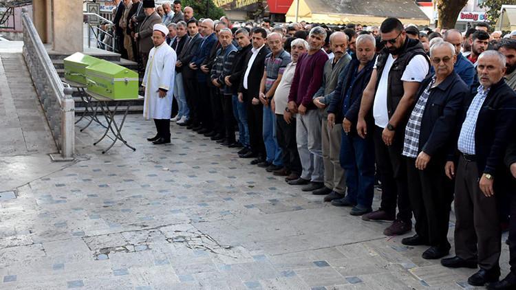 Yangında hayatını kaybeden 2 kardeş toprağa verildi