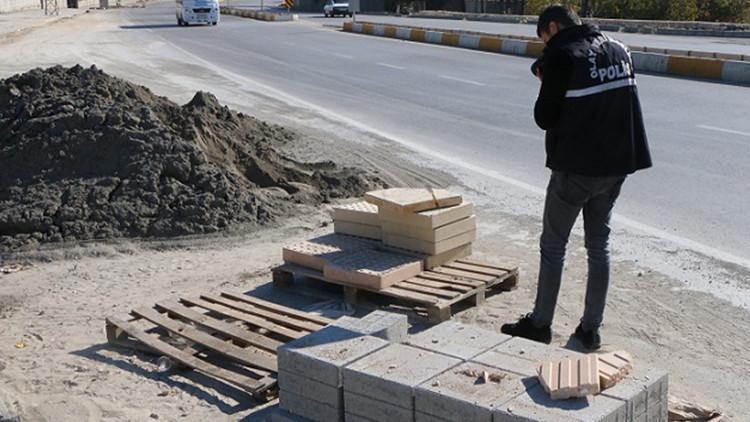 Kaldırım taşlarını çalarken yakalandı