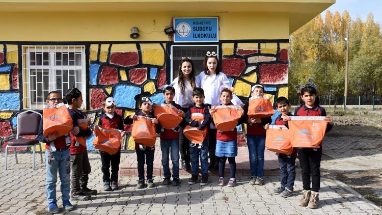 Köy köy gezip öğrencilerle buluşuyorlar