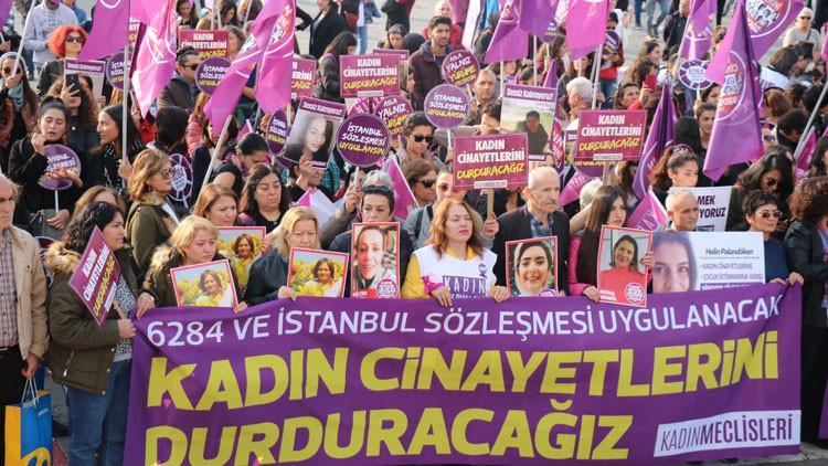 Kadıköy'de kadın cinayetlerini protesto ettiler