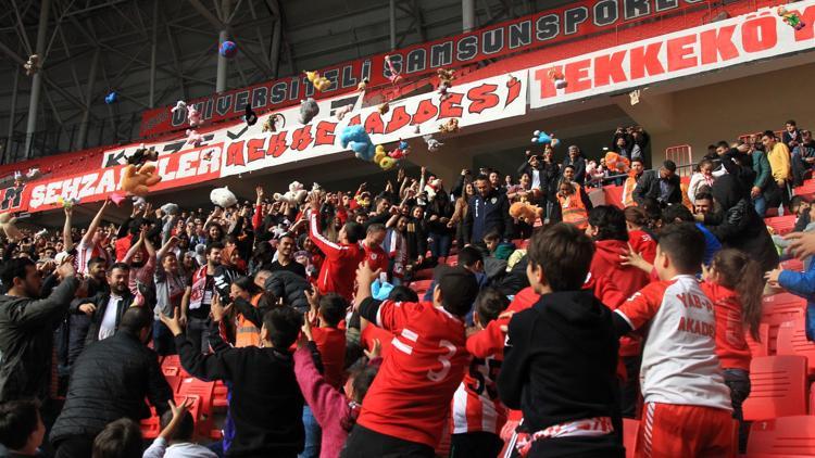 Samsun'da görülmemiş manzara! Oyuncak yağdırdılar