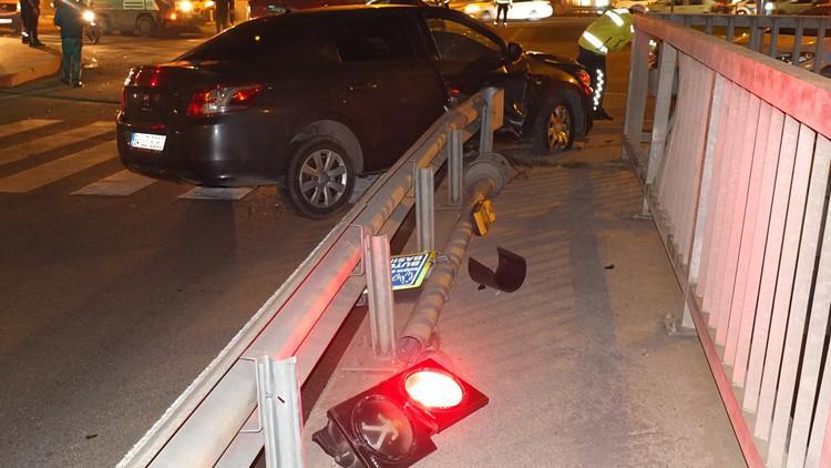 Kavşakta 2 otomobil çarpıştı: 3 yaralı