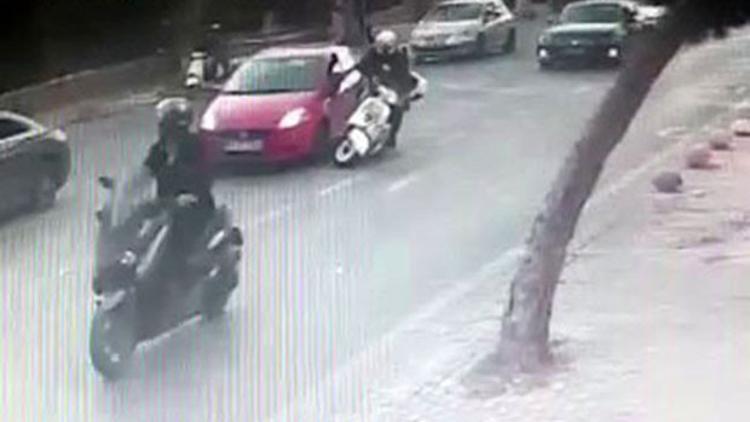 Motosikletli sürücünün ölümden döndüğü anlar