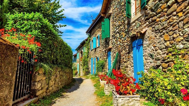 1000 kişinin yaşadığı çiçek kokulu kasaba: Yvoire