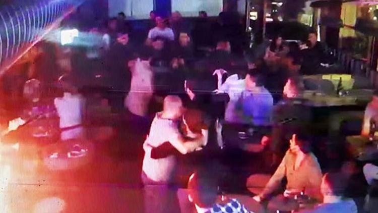 Barda dehşet: 2 garsonu bıçakladı