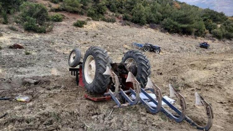 Devrilen traktörünün altında kalıp öldü