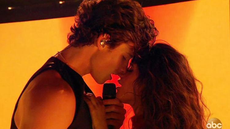 Camila Cabello ve Shawn Mendes'in performansı çok konuşuldu