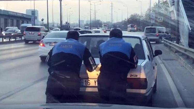Otomobil yolda arızalandı, zabıtalar sürücüye iterek yardım etti