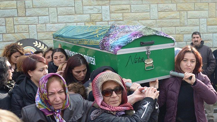 Eski eşinin satırla öldürdüğü Ayşe'nin tabutuna kadınlar omuz verdi