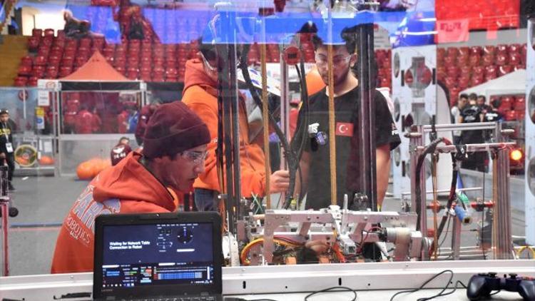 Liseli gençlerin yarıştığı robot turnuvası sona erdi