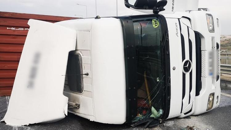 Sancaktepe'de otomobille çarpışan TIR devrildi