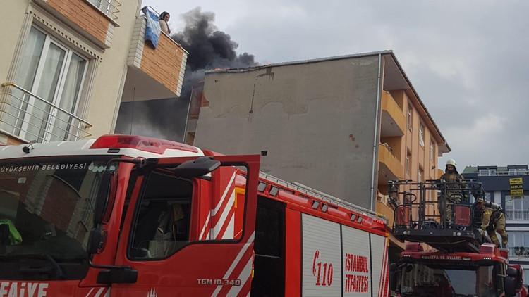 Arnavutköy'de binanın çatısı alev alev yandı