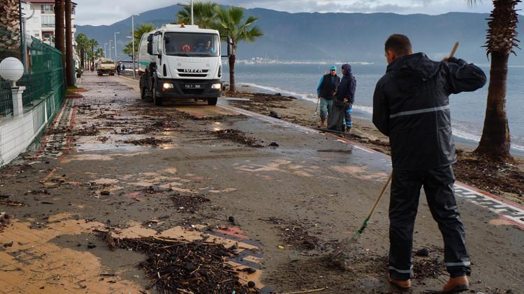 Marmaris'te yağmur ve rüzgarın ardından temizlik