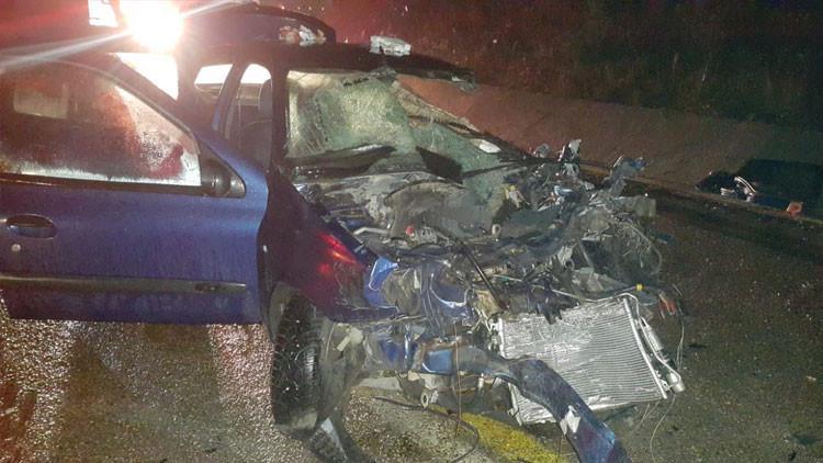 Hurdaya dönen araç içinde sıkışan çift 45 dakikada kurtarıldı