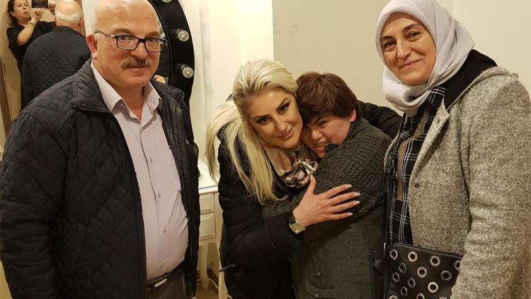 Muazzez Ersoy, hayranı olan zihinsel engelli Sıdıka Ünal'ın hayalini gerçekleştirdi