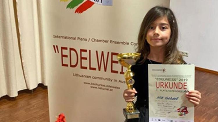 Piyanonun 'altın kızı' Nil Göksel Viyana'dan birincilikle döndü