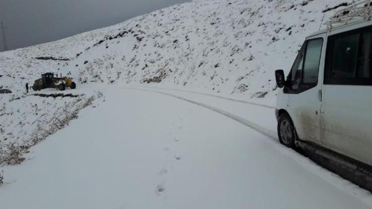 Siirt'e mevsimin ilk karı düştü... Bazı yollar kapandı