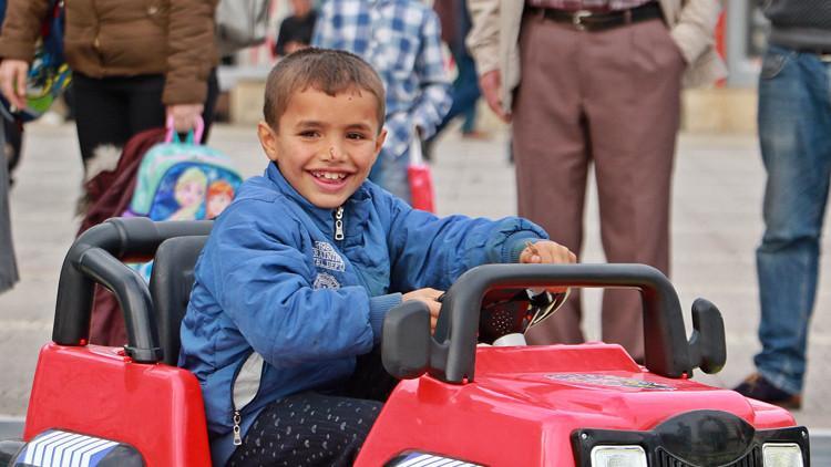 Samsun'da küçük simitçiye, polislerden jest