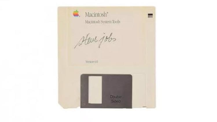 Steve Jobs'ın imzaladığı disketin fiyatı dudak uçuklatıyor