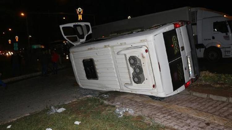 Mardin'de polis aracı ile minibüs çarpıştı: 2'si polis 7 yaralı