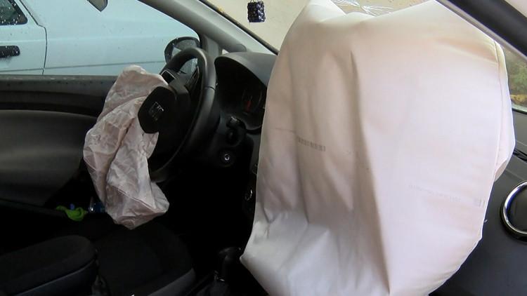 Yolda çökme oldu; rögar kapağına çarpan aracın hava yastıkları açıldı
