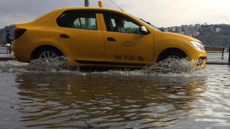 Sarıyer'de yolları su bastı