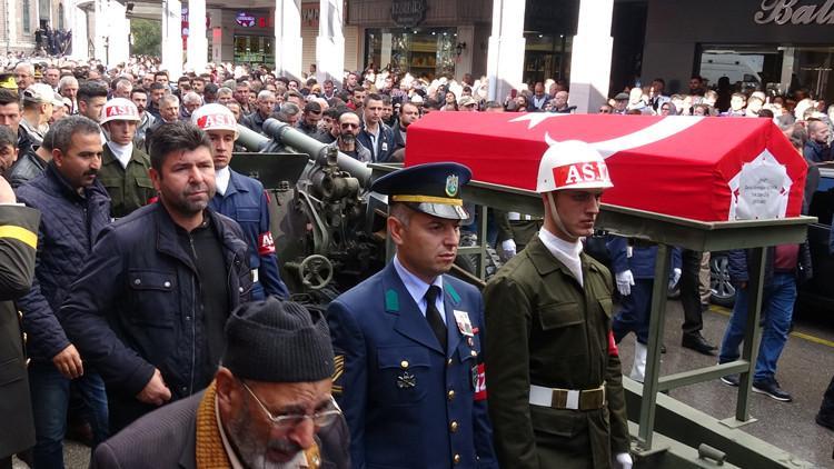 Şehit eşini son yolculuğuna, üniformasını giyip, tabutunu öperek uğurladı