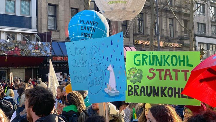 Köln’de 20 bin gençten ‘Dünyayı kurtarın’ çağrısı
