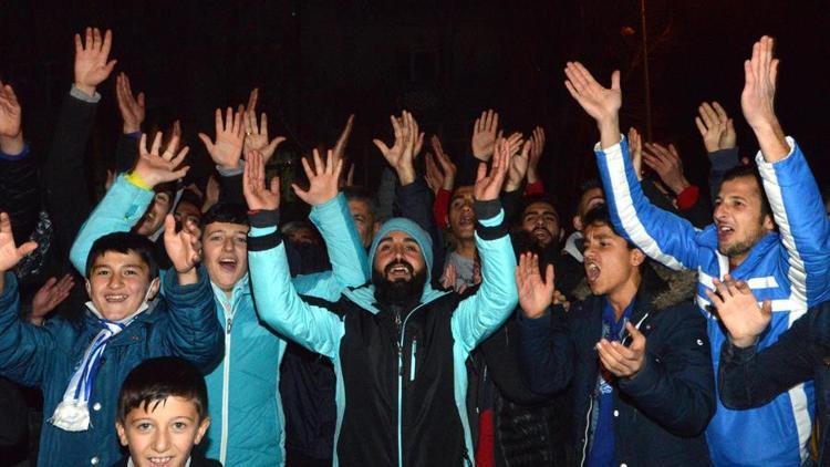 Hastalığı nedeniyle maça gidemedi, taraftarlar evine akın etti!