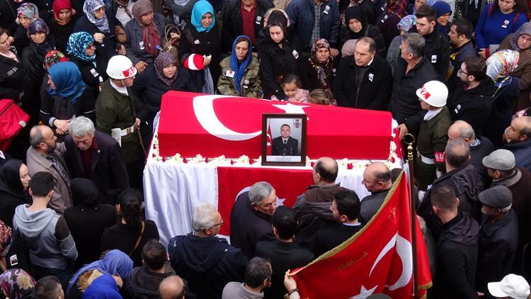 Şehit eşini son yolculuğuna, üniformasını giyip, tabutunu öperek uğurladı