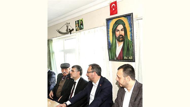 Aşkla, muhabbetle birbirimize bağlıyız