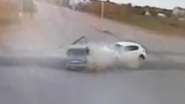 Konya'da iki otomobilin çarpışma anı