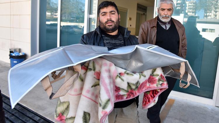 Minik kızının cenazesini battaniyeye sarıp, götürdü!