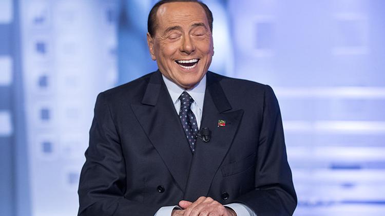 Silvio Berlusconi, İtalya'da olay oldu!