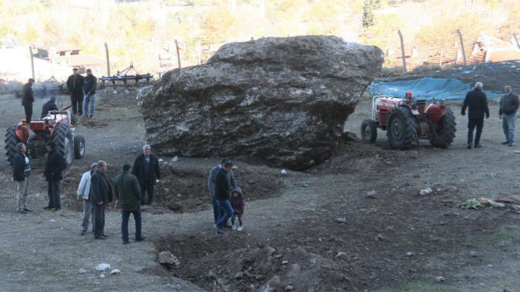 Devasa kayalar mahallenin üzerine yuvarlandı