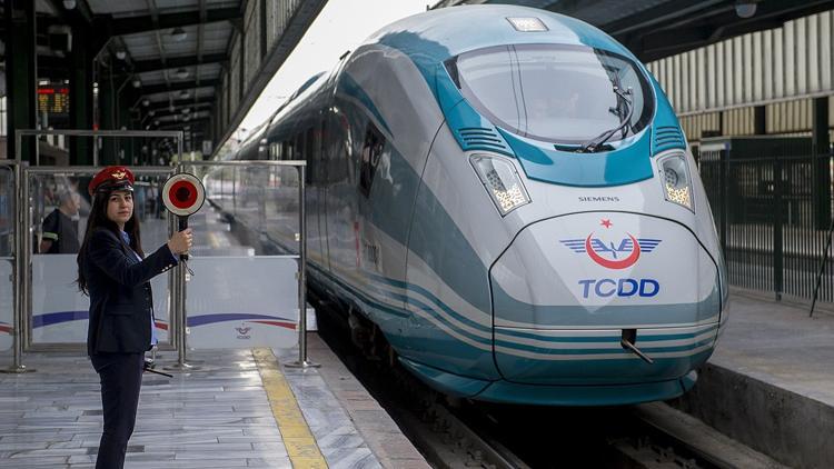 Türkiye'nin beklediği YHT setlerinden ilki Ankara'ya ulaştı