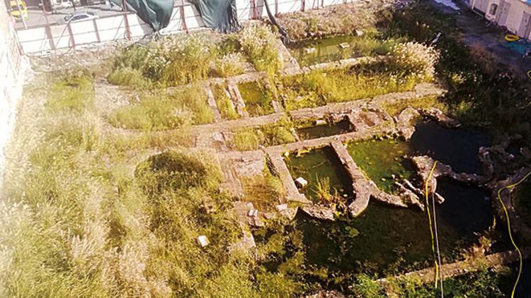 Tarihi boğan su tahliye ediliyor