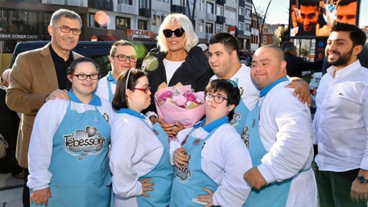 Ajda Pekkan down sendromlu gençlerle buluştu
