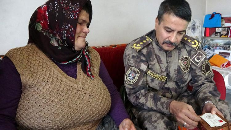 Şehitlerin kabrinden alınan topraklar Eren Bülbül'ün annesine teslim edildi