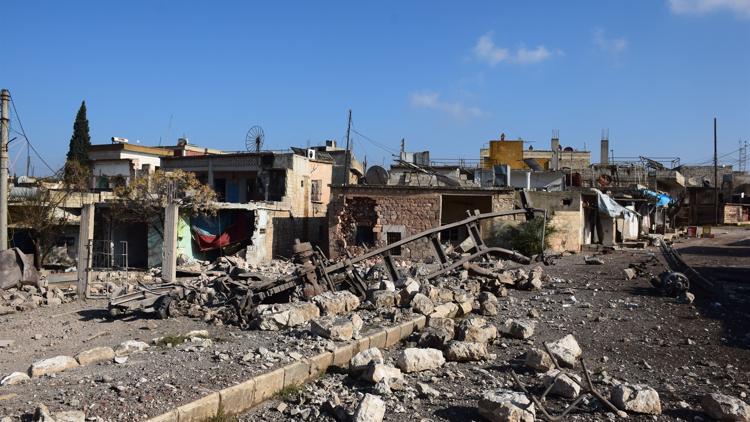 İdlib'de son bir haftada 25 bin sivil yerlerinden edildi