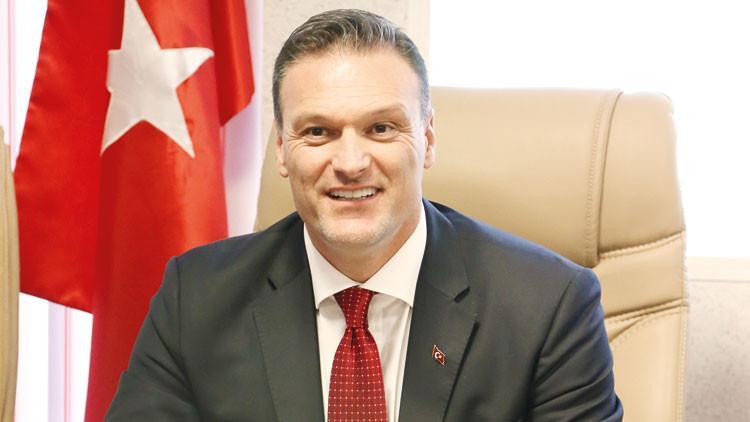 Kendisi Londra’da pusulası Meclis’te